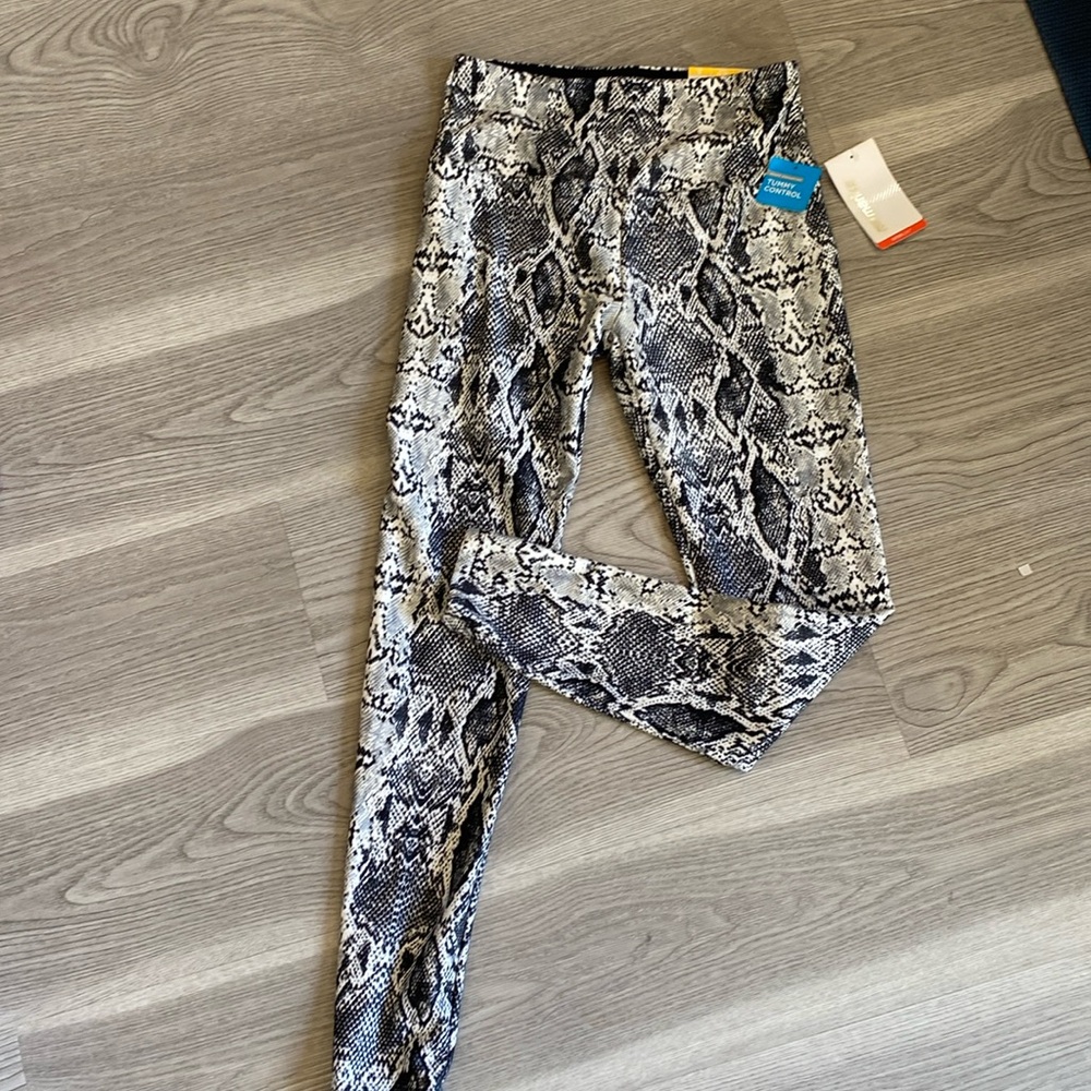NWT Marika size M full length workout leggings.